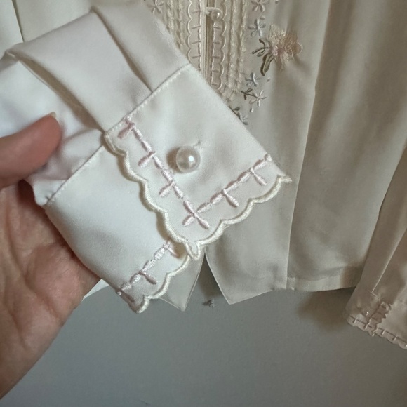 Vintage Christie and Jill White Embroidered Pearl Buttons Blouse - Picture 4 of 7